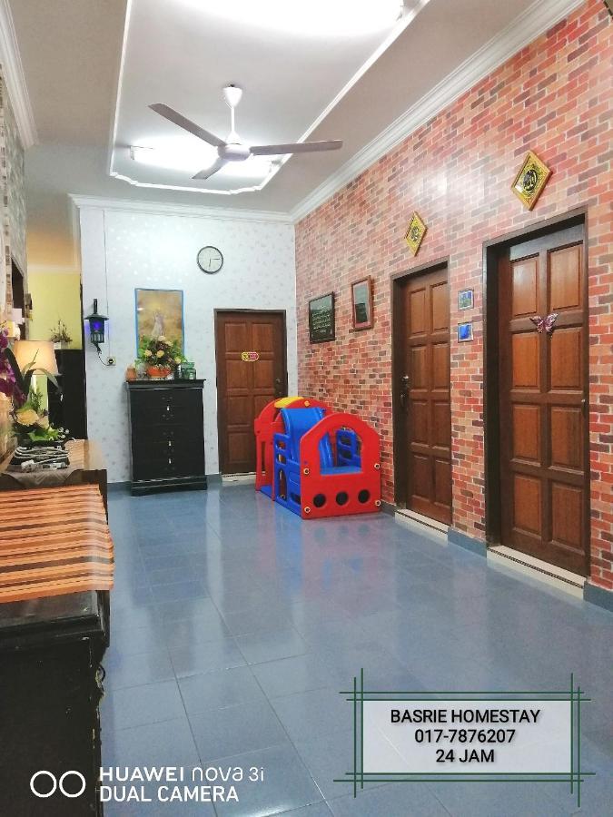 Basrie Villa "Mslim Only" - Mini Cinema , Private Pool , Wi-Fi , Netflix Muar Exterior foto